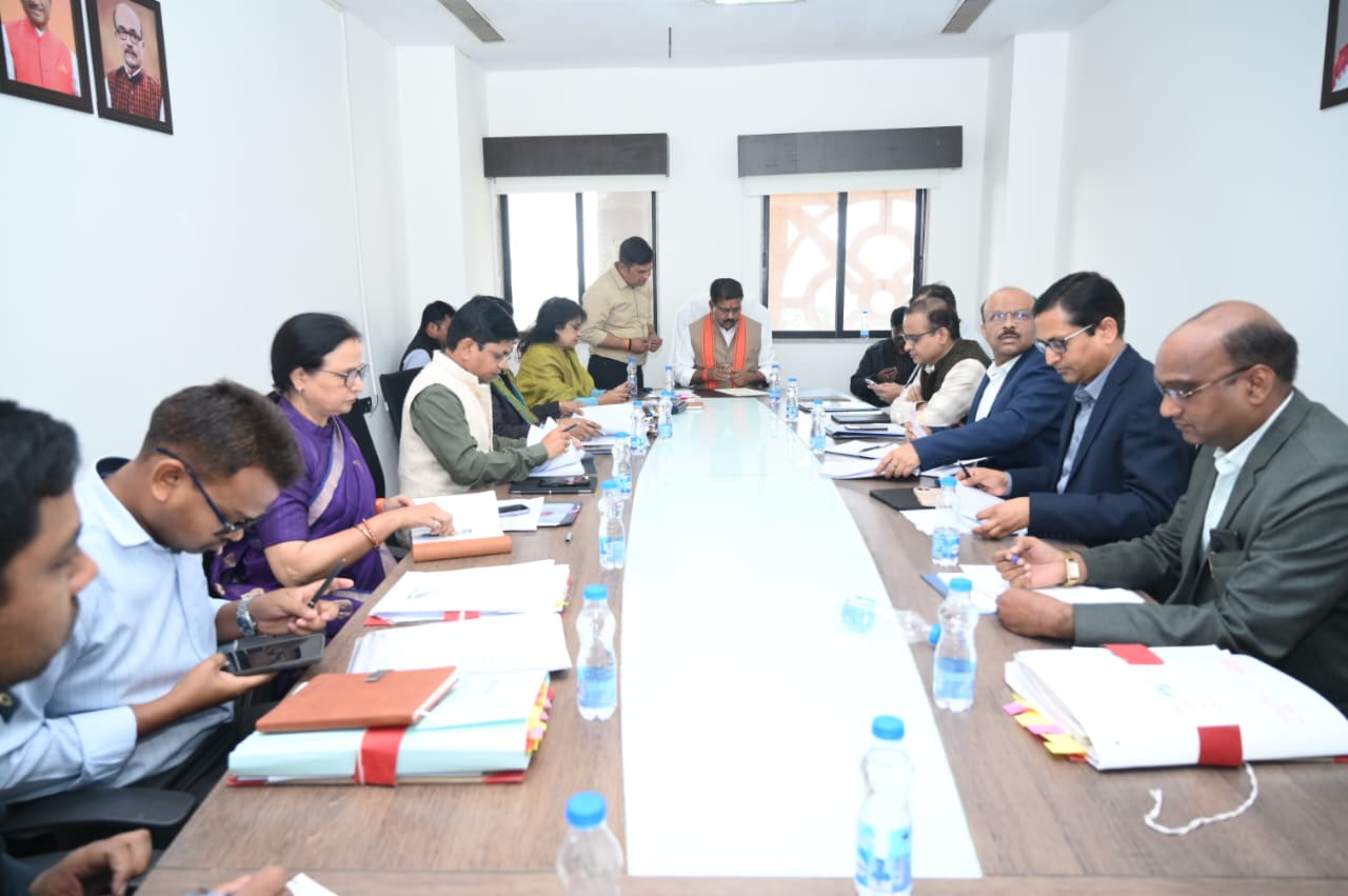 रायपुर : पंचायत एवं ग्रामीण विकास विभाग के बजट निर्माण को लेकर उपमुख्यमंत्री विजय शर्मा ने ली समीक्षा बैठक…