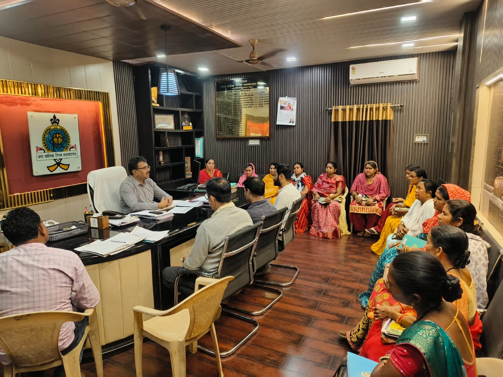 राजनांदगांव: आयुक्त ने ली एस.एल.आर.एम. सेंटर प्रभारियों की बैठक…