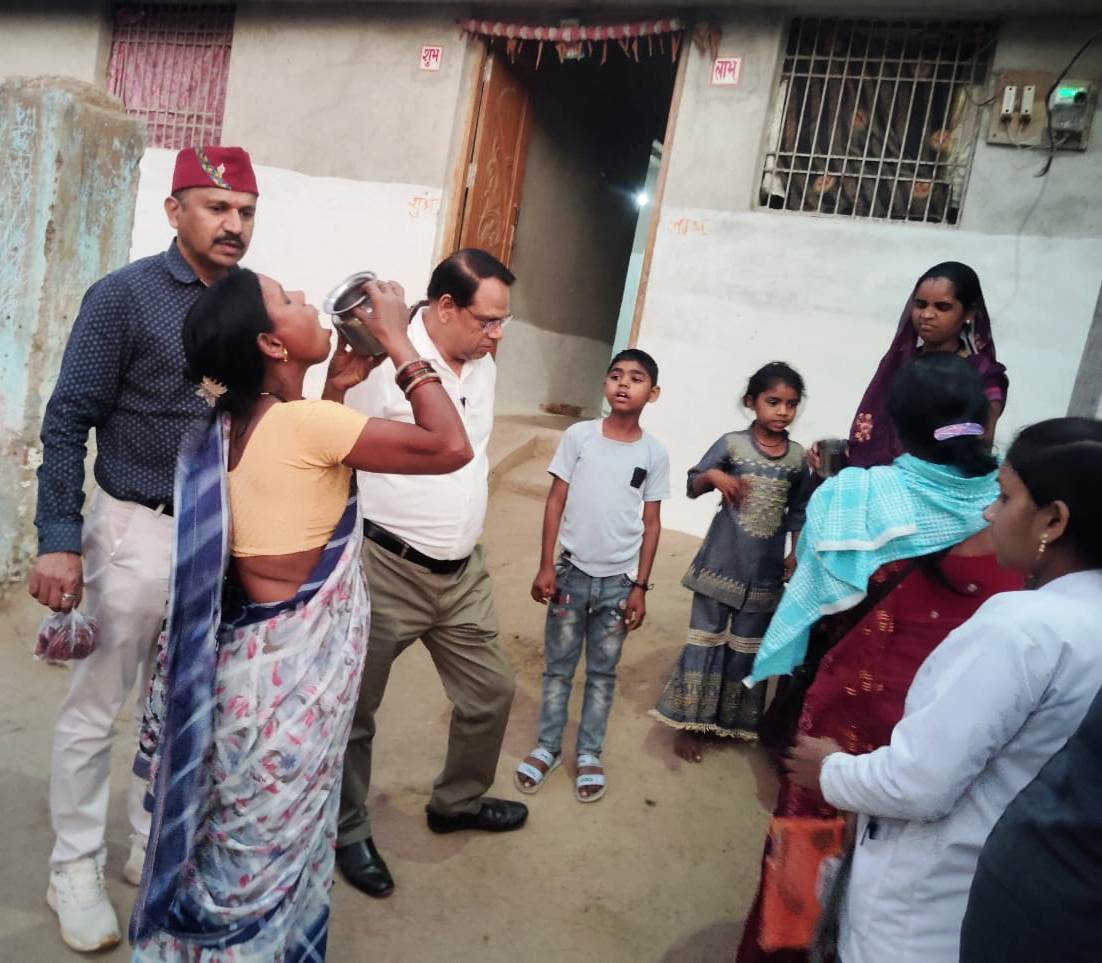 राजनांदगांव: स्वास्थ्य विभाग द्वारा फाइलेरिया जैसे गंभीर बीमारी से बचाव के लिए नागरिकों को खिलाई जा रही दवा…