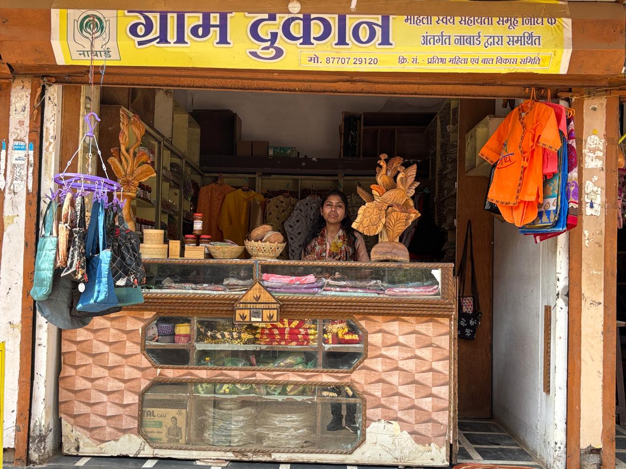 रायपुर : नाबार्ड की ‘ग्राम दुकान’ से स्व-सहायता समूह की महिलाएं बन रहीं आत्मनिर्भर…