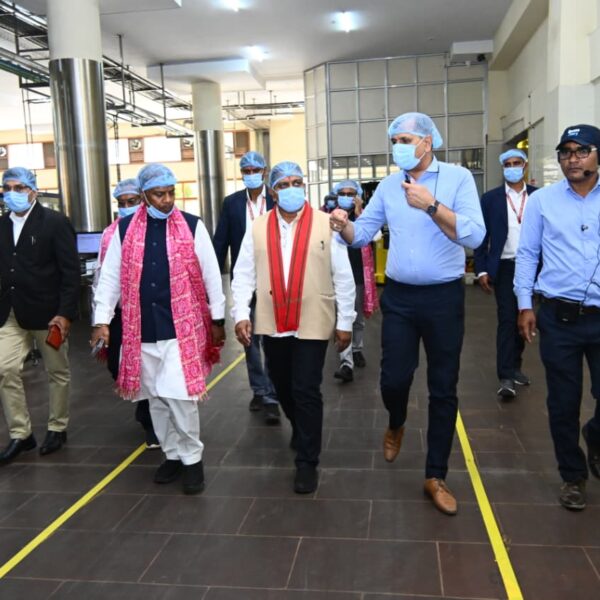 रायपुर : उपमुख्यमंत्री विजय शर्मा एवं वन मंत्री केदार कश्यप ने पशुपालकों एवं बिहान दीदियों के साथ किया आधुनिक डेयरियों का भ्रमण…