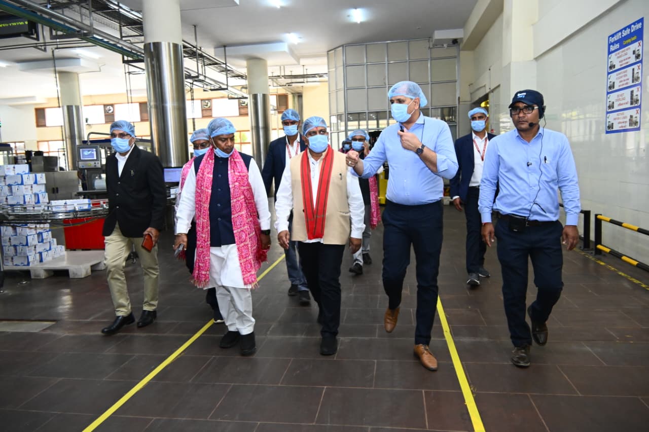 रायपुर : उपमुख्यमंत्री विजय शर्मा एवं वन मंत्री केदार कश्यप ने पशुपालकों एवं बिहान दीदियों के साथ किया आधुनिक डेयरियों का भ्रमण…