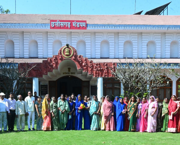 रायपुर : राज्यपाल के गोद ग्राम टेमरी के ग्रामीणों ने किया लोकभवन का भ्रमण…