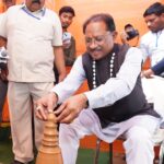 रायपुर : मुख्यमंत्री साय ने कुम्हार के चाक पर गढ़ा दीया, पारंपरिक शिल्पकारों से किया आत्मीय संवाद सरगुजा विकास प्राधिकरण की बैठक के दौरान प्रदर्शनी में दिखा माटी से जुड़ाव…