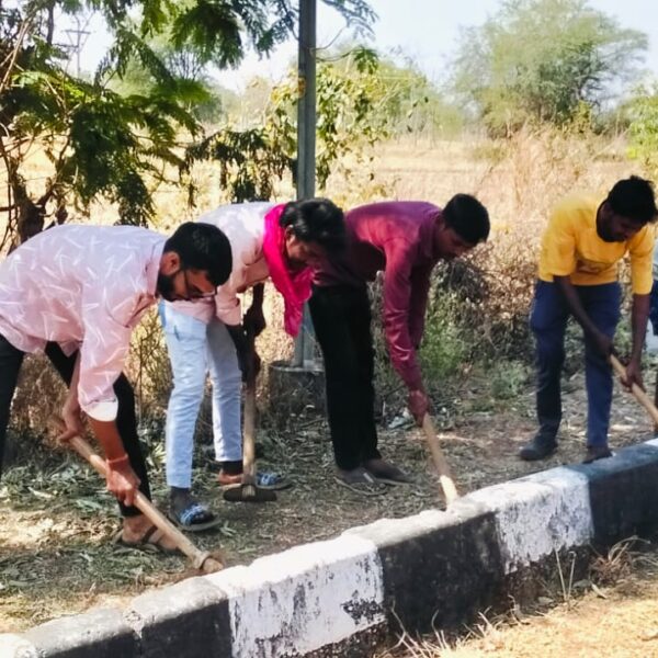श्रद्धालुओं की सुविधाओं को ध्यान में रखते हुए पदयात्री मार्गों में युद्ध स्तर पर किया जा रहा साफ-सफाई एवं व्यापक व्यवस्थाएं…