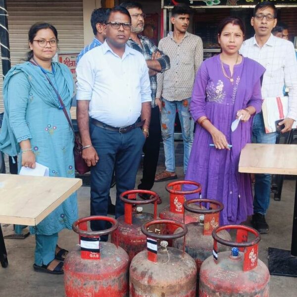 राजनांदगांव : व्यावसायिक संस्थानों में कमर्शियल सिलेंडर के स्थान पर घरेलू गैस का उपयोग करने पर की गई कार्रवाई…