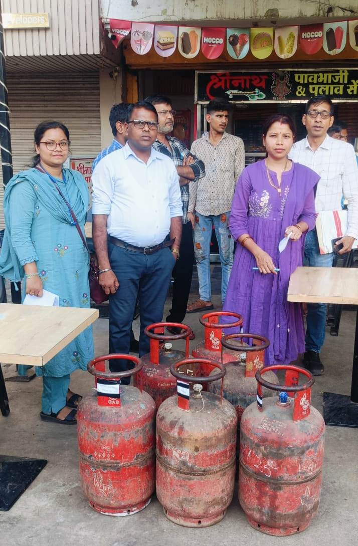 राजनांदगांव : व्यावसायिक संस्थानों में कमर्शियल सिलेंडर के स्थान पर घरेलू गैस का उपयोग करने पर की गई कार्रवाई…