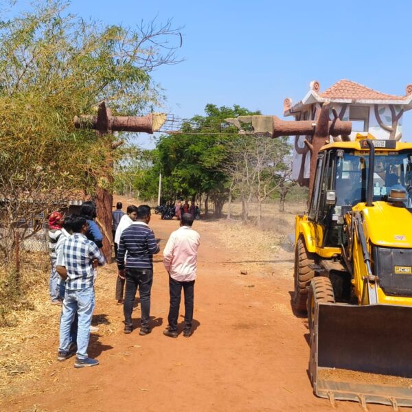 राजनांदगांव : वन चेतना केन्द्र मनगटा एवं ग्राम झुराडबरी में चला प्रशासन का बुलडोजर…