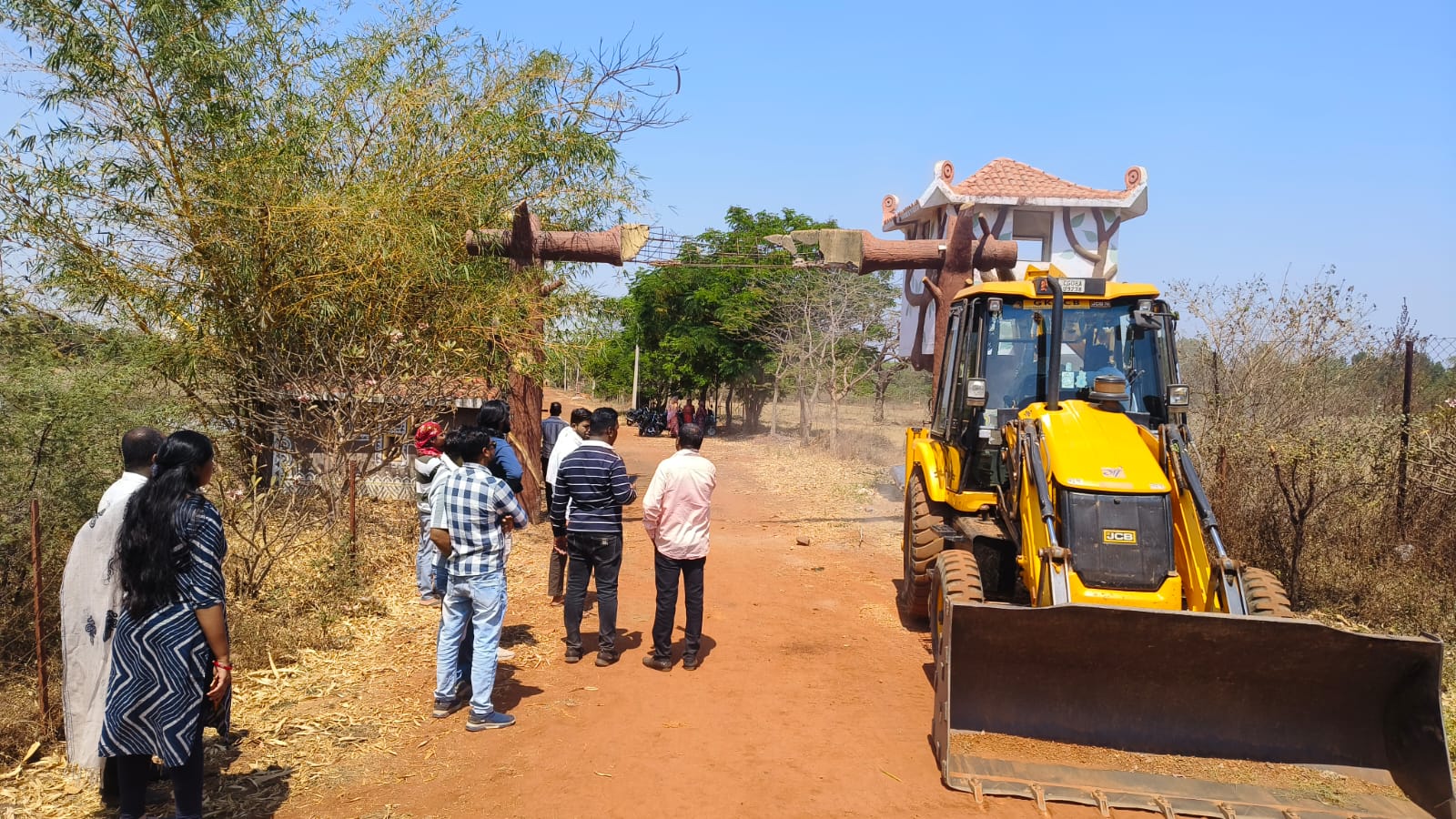 राजनांदगांव : वन चेतना केन्द्र मनगटा एवं ग्राम झुराडबरी में चला प्रशासन का बुलडोजर…
