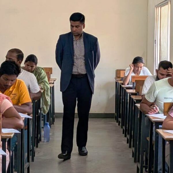 राजनांदगांव : कलेक्टर ने विभिन्न परीक्षा केंद्रों का औचक निरीक्षण कर व्यवस्थाओं का लिया जायजा…