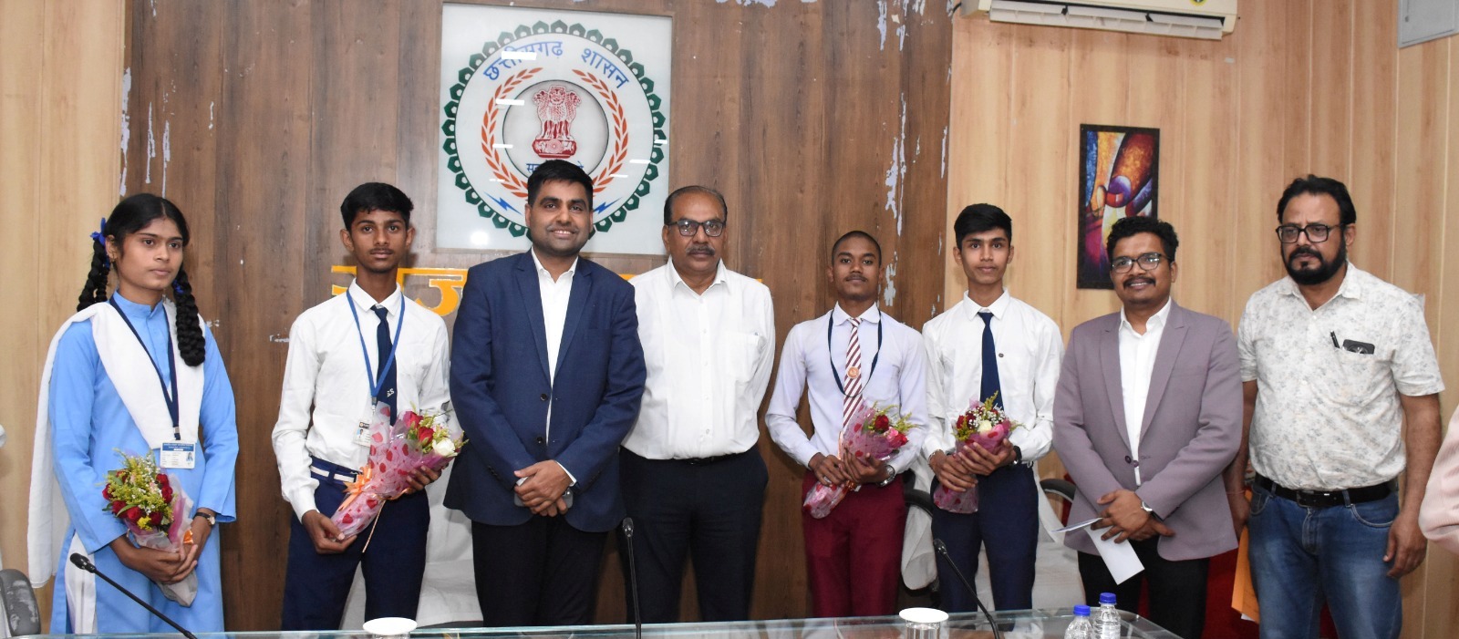 राजनांदगांव : कलेक्टर ने मेधावी विद्यार्थियों का किया सम्मान कर दी हार्दिक बधाई एवं शुभकामनाएं…