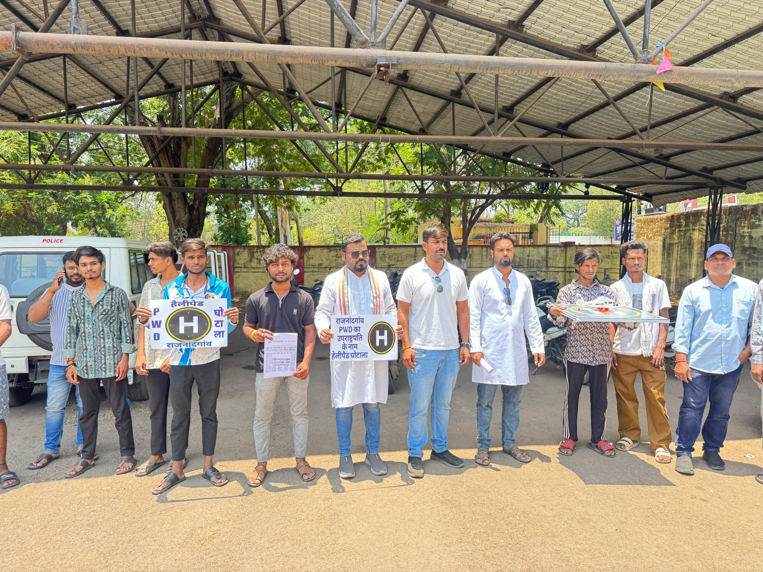 राजनांदगांव: युवा कांग्रेस का हेलिपैड घोटाले को लेकर PWD में अनोखा प्रदर्शन…
