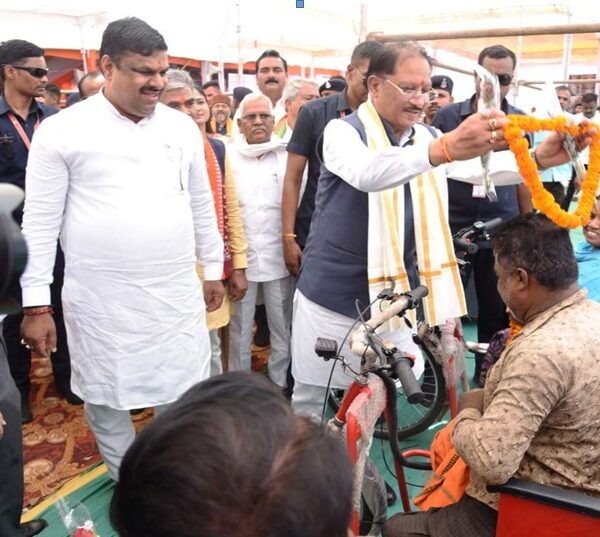 रायपुर : ’जब मुख्यमंत्री साय ने थामा हाथ, तो दिव्यांग हितग्राही की जिंदगी में लौटी उम्मीद की रौशनी’…