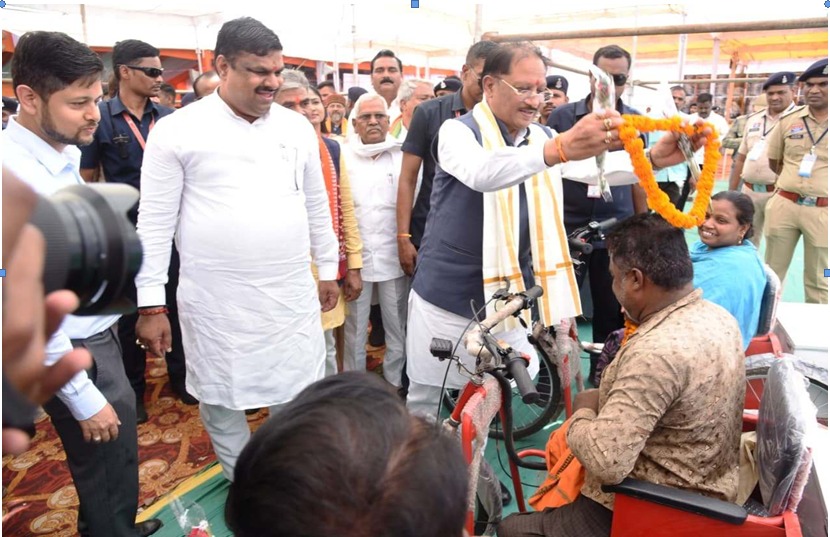 रायपुर : ’जब मुख्यमंत्री साय ने थामा हाथ, तो दिव्यांग हितग्राही की जिंदगी में लौटी उम्मीद की रौशनी’…