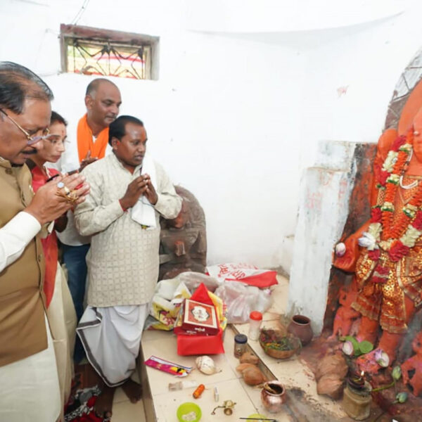 रायपुर : मुख्यमंत्री विष्णुदेव साय ने ऐतिहासिक चतुर्भुज विष्णु मंदिर में की पूजा-अर्चना, प्रदेश की सुख-समृद्धि की कामना…