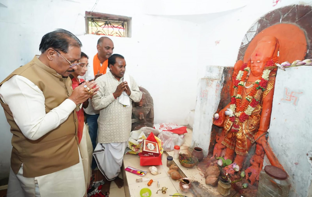 रायपुर : मुख्यमंत्री विष्णुदेव साय ने ऐतिहासिक चतुर्भुज विष्णु मंदिर में की पूजा-अर्चना, प्रदेश की सुख-समृद्धि की कामना…
