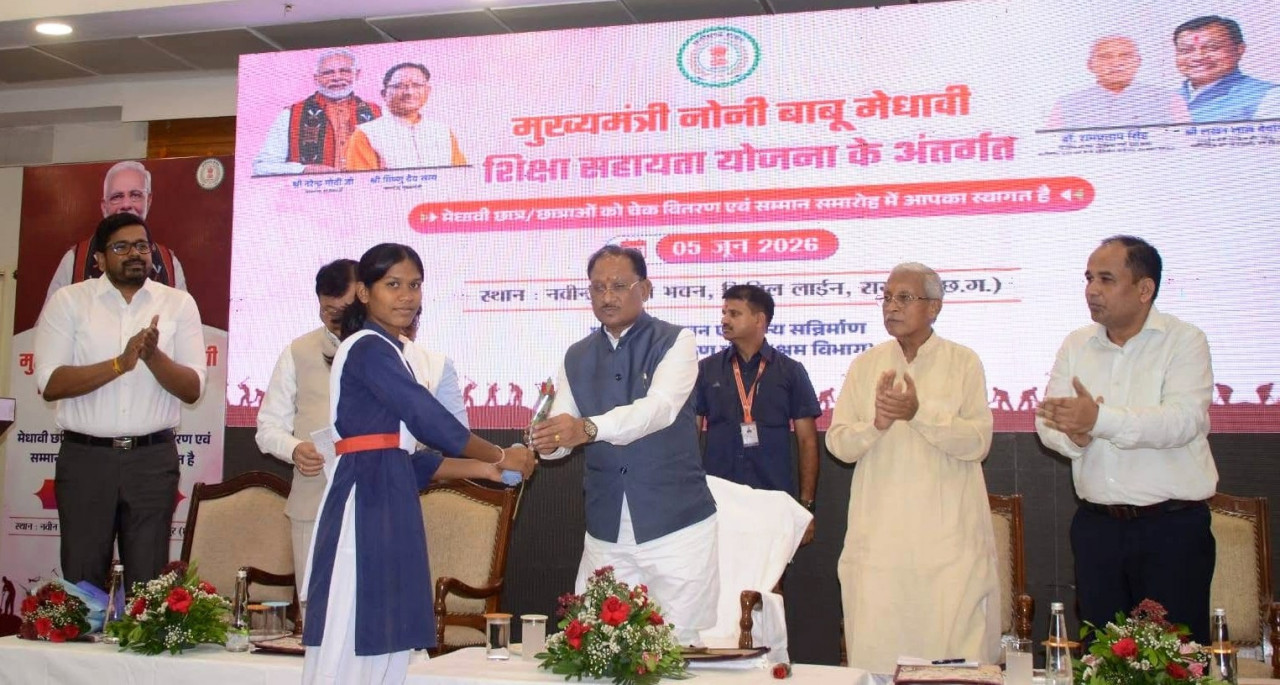 रायपुर : मुख्यमंत्री के हाथों मेधावी छात्रा को मिली 2 लाख रुपये की सहायता…