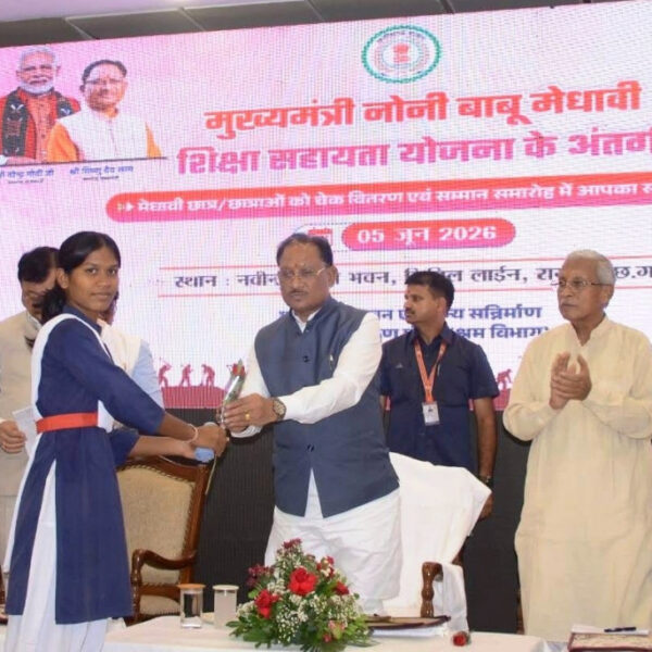 रायपुर : मुख्यमंत्री के हाथों मेधावी छात्रा को मिली 2 लाख रुपये की सहायता…