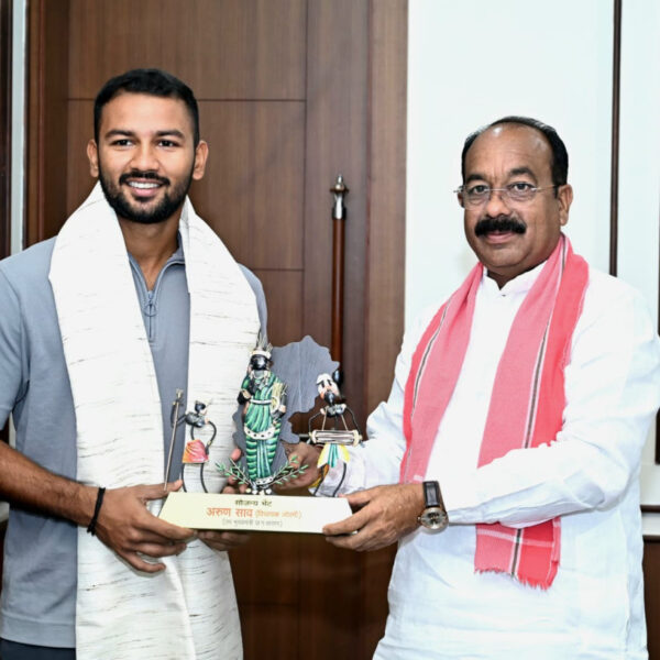 रायपुर : उप मुख्यमंत्री अरुण साव से क्रिकेटर आयुष पाण्डेय ने की सौजन्य मुलाकात…