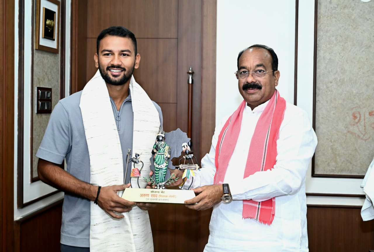 रायपुर : उप मुख्यमंत्री अरुण साव से क्रिकेटर आयुष पाण्डेय ने की सौजन्य मुलाकात…