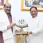 रायपुर : लोकसभा अध्यक्ष ओम बिरला ने मुख्यमंत्री विष्णु देव साय से की सौजन्य भेंट…