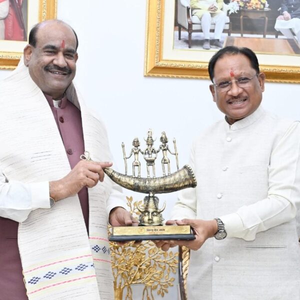 रायपुर : लोकसभा अध्यक्ष ओम बिरला ने मुख्यमंत्री विष्णु देव साय से की सौजन्य भेंट…