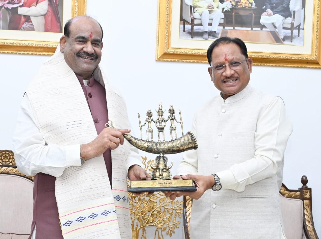 रायपुर : लोकसभा अध्यक्ष ओम बिरला ने मुख्यमंत्री विष्णु देव साय से की सौजन्य भेंट…
