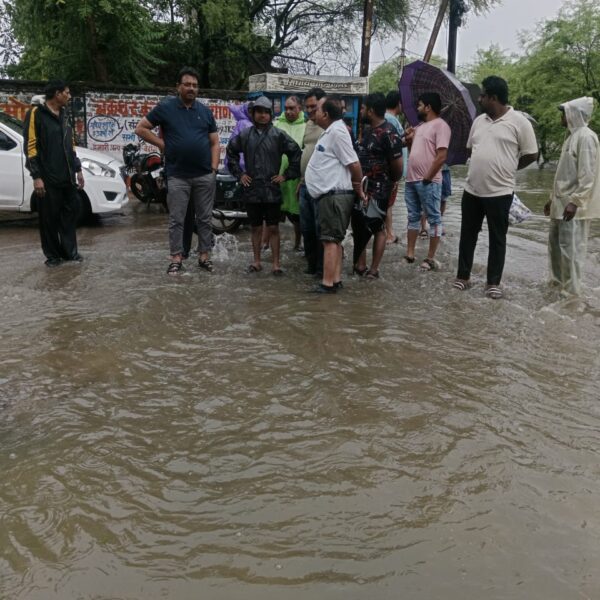 राजनांदगांव : रात से लगातार बारिश, निगम का अमला सुबह से सक्रिय, महापौर आयुक्त एवं निगम अध्यक्ष ने लिया पानी भरान क्षेत्रों का जायजा…