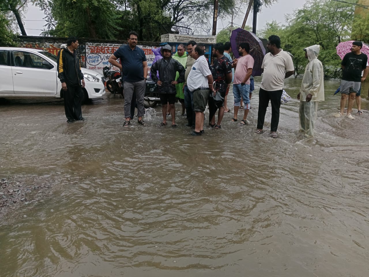 राजनांदगांव : रात से लगातार बारिश, निगम का अमला सुबह से सक्रिय, महापौर आयुक्त एवं निगम अध्यक्ष ने लिया पानी भरान क्षेत्रों का जायजा…