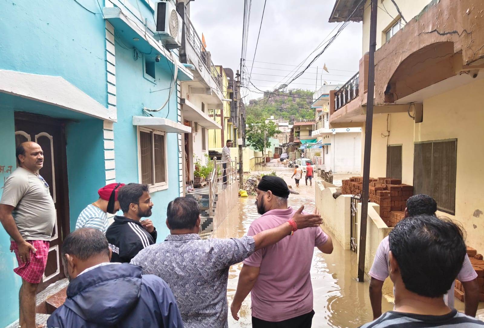 राजनांदगांव: कलेक्टर ने बाढ़ एवं जलभराव वाले क्षेत्रों की सतत निगरानी के दिए निर्देश…