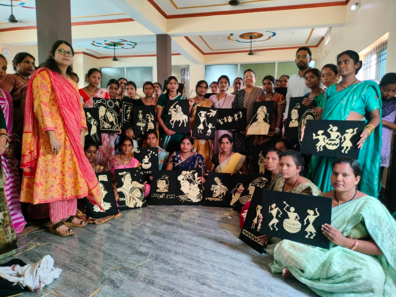 आत्मनिर्भरता की ओर बढ़ते कदम : बलौदाबाजार में समूह की 40 महिलाओं को मिला धान और पैरा आर्ट का प्रशिक्षण…