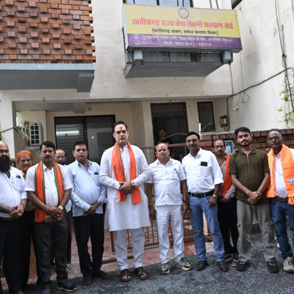छत्तीसगढ़ राज्य केश शिल्पी कल्याण बोर्ड के नवनियुक्त अध्यक्ष गौरीशंकर श्रीवास एवं सदस्य देवशरण सेन ने संभाला पदभार…