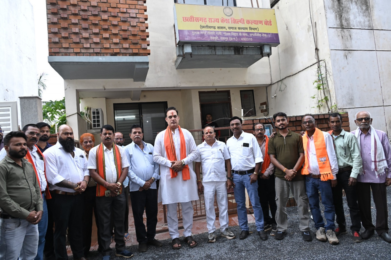 छत्तीसगढ़ राज्य केश शिल्पी कल्याण बोर्ड के नवनियुक्त अध्यक्ष गौरीशंकर श्रीवास एवं सदस्य देवशरण सेन ने संभाला पदभार…