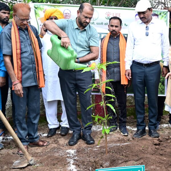 मुख्यमंत्री विष्णुदेव साय के नेतृत्व में ‘एक पेड़ मां के नाम 3.0’ अभियान को मिल रहा जन-जन का साथ…