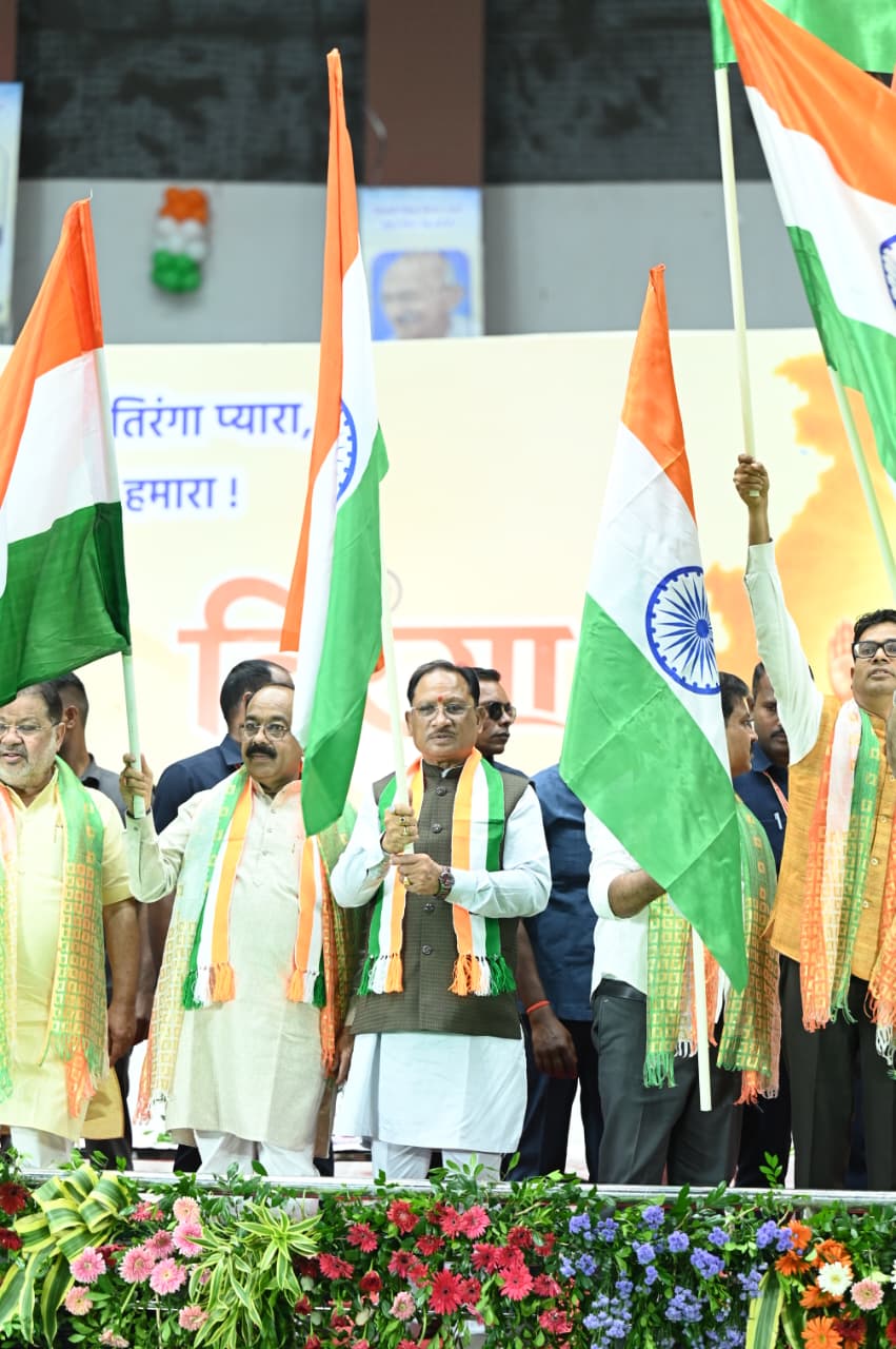 मुख्यमंत्री विष्णु देव साय ने हाथ में तिरंगा थामकर किया भव्य तिरंगा यात्रा का नेतृत्व…