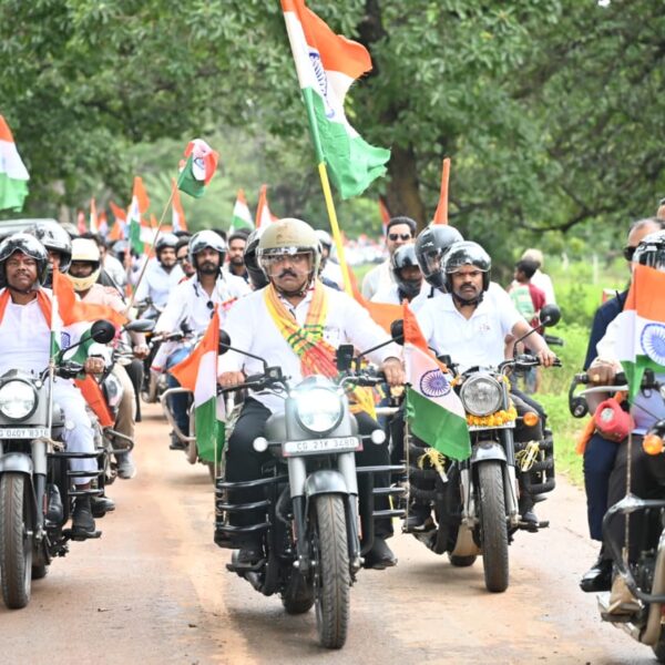 तिरंगा यात्रा के दूसरे दिवस माँ दंतेश्वरी की पूजा-अर्चना कर उप मुख्यमंत्री एवं वन मंत्री ने किया यात्रा का शुभारंभ…