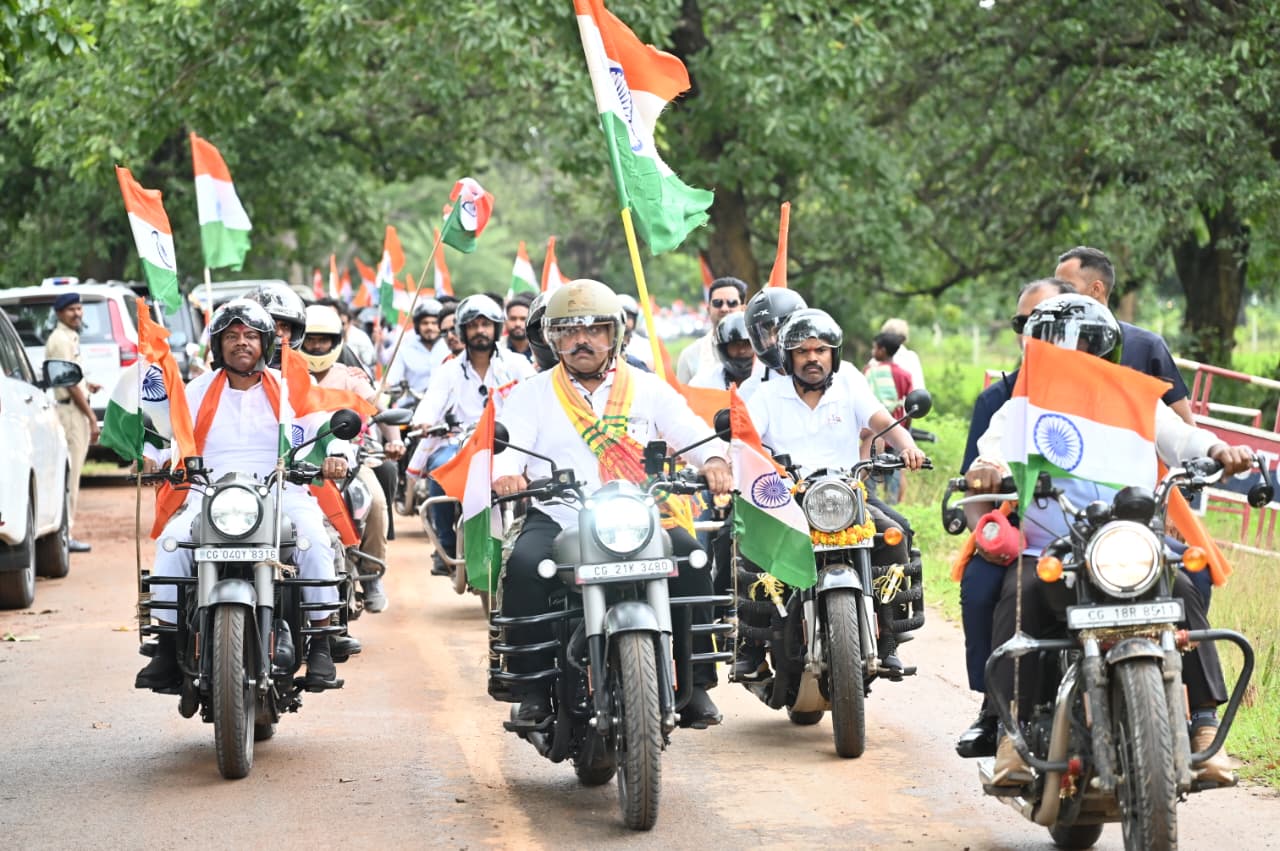 तिरंगा यात्रा के दूसरे दिवस माँ दंतेश्वरी की पूजा-अर्चना कर उप मुख्यमंत्री एवं वन मंत्री ने किया यात्रा का शुभारंभ…