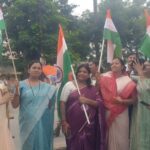 भारी बारिश के बीच 500 मीटर लंबे तिरंगे के साथ निकली भव्य तिरंगा यात्रा, मंत्री लक्ष्मी राजवाड़े हुईं शामिल…