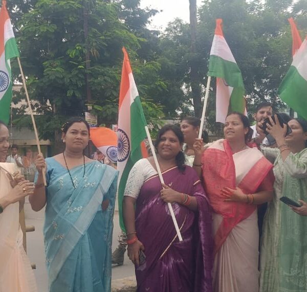 भारी बारिश के बीच 500 मीटर लंबे तिरंगे के साथ निकली भव्य तिरंगा यात्रा, मंत्री लक्ष्मी राजवाड़े हुईं शामिल…