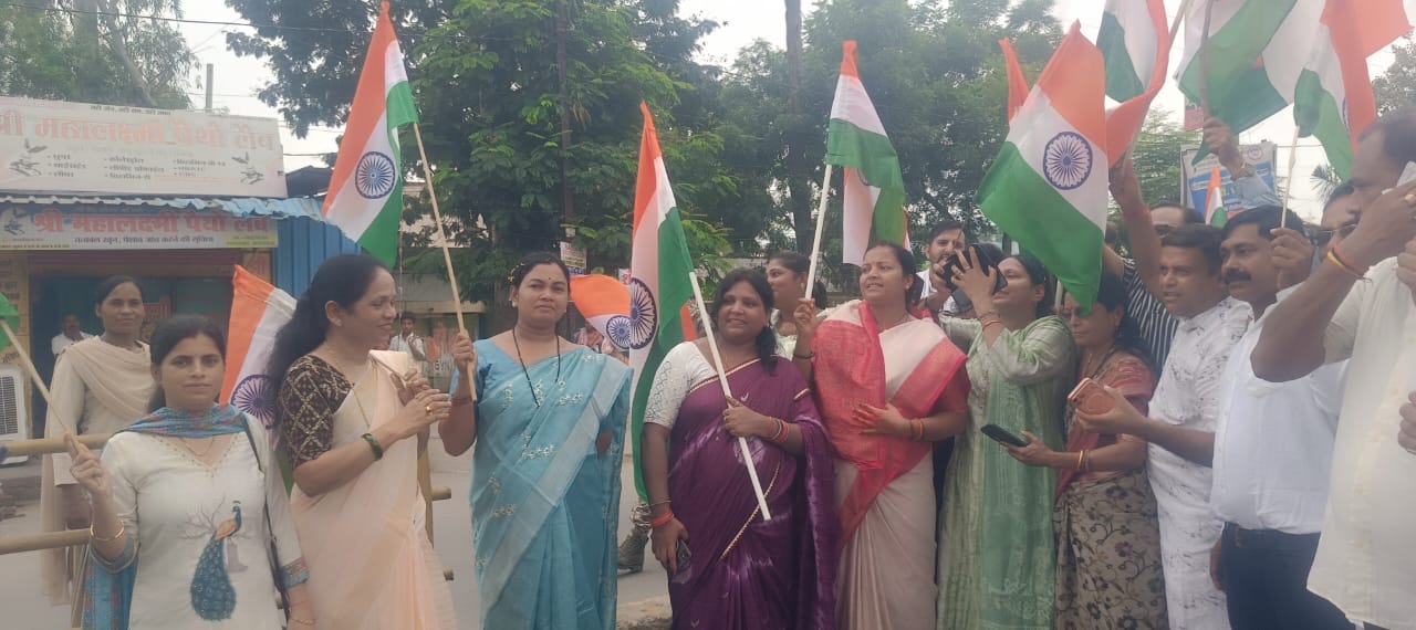 भारी बारिश के बीच 500 मीटर लंबे तिरंगे के साथ निकली भव्य तिरंगा यात्रा, मंत्री लक्ष्मी राजवाड़े हुईं शामिल…