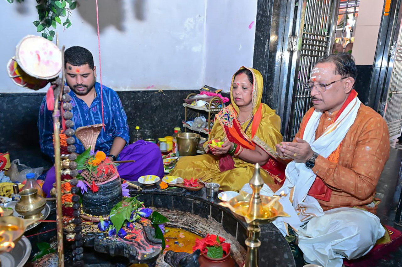 मुख्यमंत्री विष्णुदेव साय ने सावन सोमवार और नागपंचमी पर फलेश्वरनाथ महादेव की पूजा-अर्चना की…