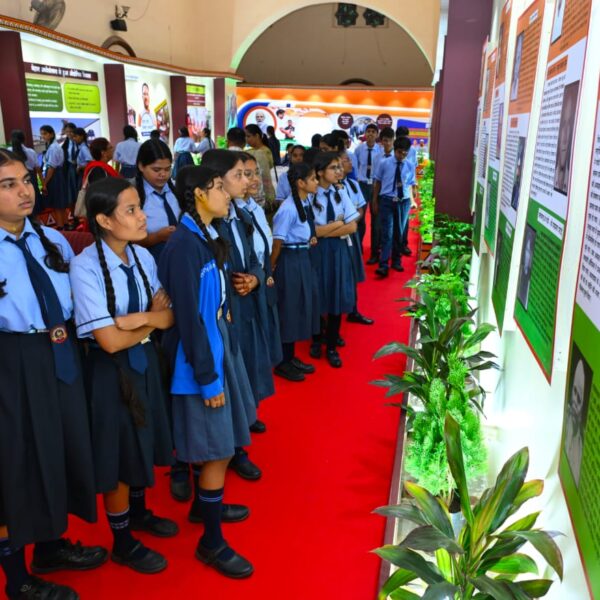 टाउन हॉल में छायाचित्र प्रदर्शनी देखने उमड़ी भीड़, एआई तकनीक से विरासत और पर्यटन का अभिनव अनुभव…