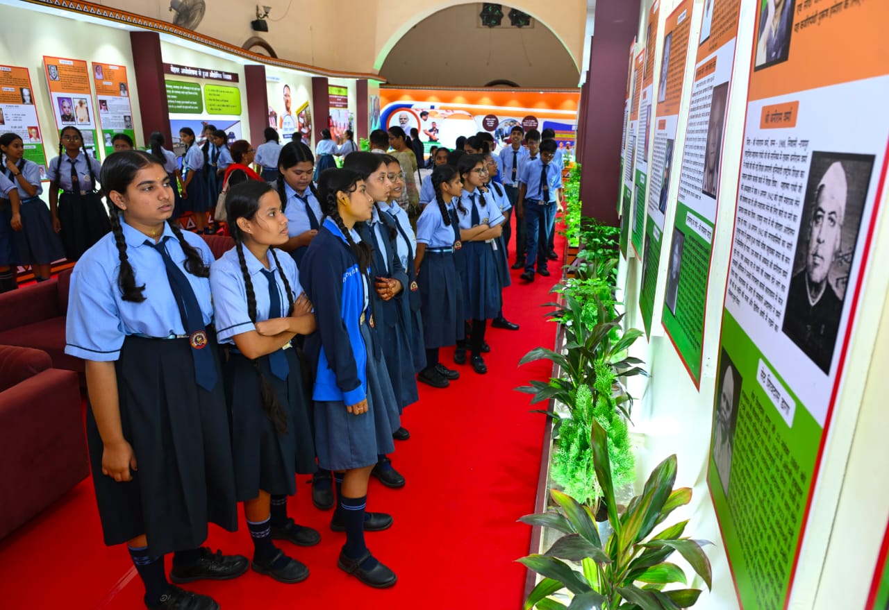 टाउन हॉल में छायाचित्र प्रदर्शनी देखने उमड़ी भीड़, एआई तकनीक से विरासत और पर्यटन का अभिनव अनुभव…