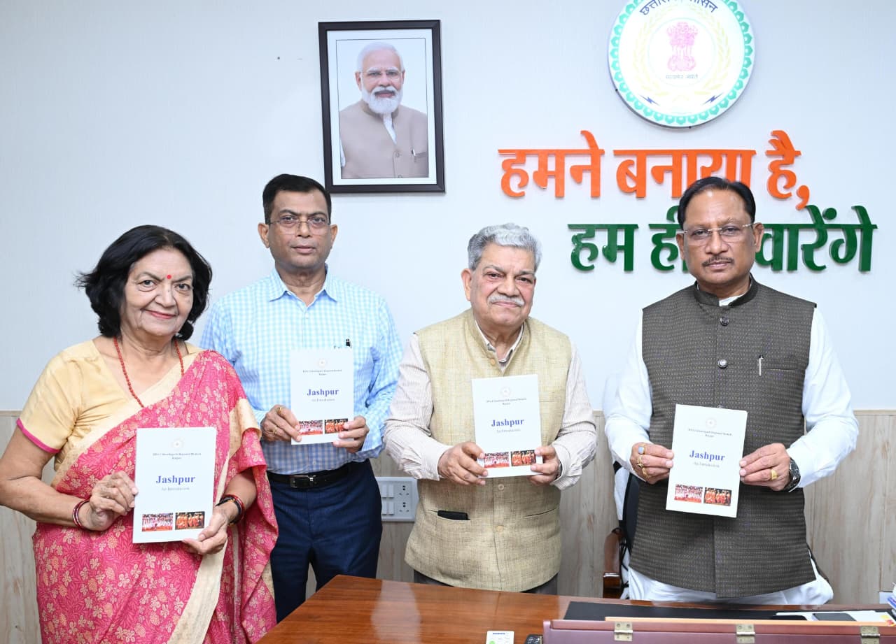 मुख्यमंत्री विष्णु देव साय ने किया ‘जशपुर: एक परिचय’ पुस्तक का विमोचन…