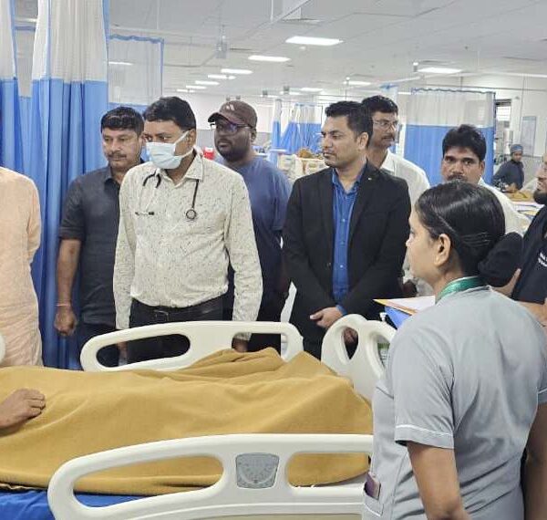 सड़क हादसे में घायल जवानों से मिले वन मंत्री केदार कश्यप…