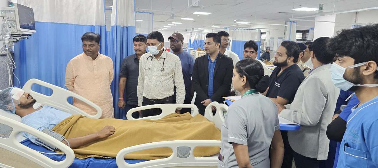 सड़क हादसे में घायल जवानों से मिले वन मंत्री केदार कश्यप…