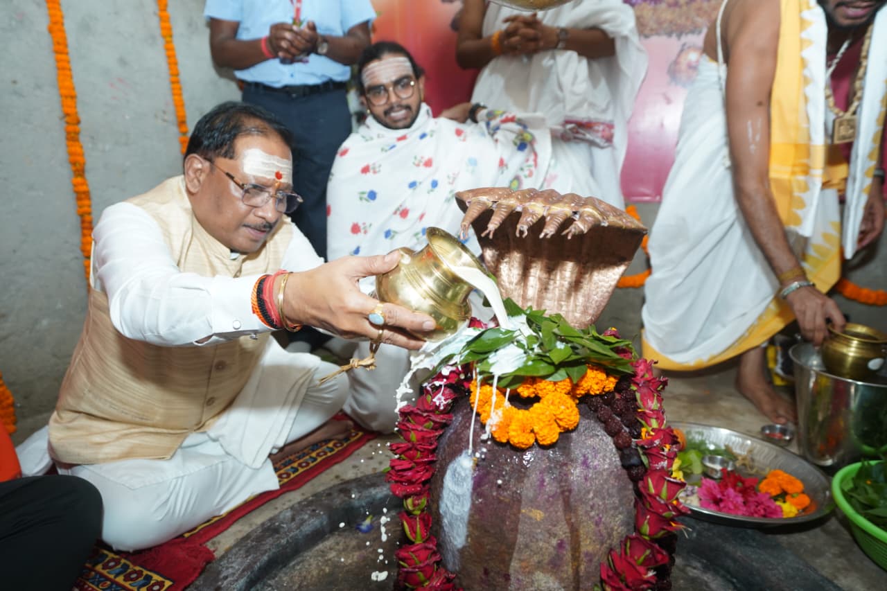 मुख्यमंत्री विष्णुदेव साय ने बाबा कर्मेश्वर का किया रुद्राभिषेक, प्रदेशवासियों की सुख-समृद्धि और खुशहाली की कामना की…