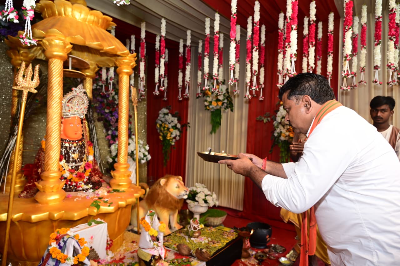 उप मुख्यमंत्री विजय शर्मा ने कवर्धा में मां महामाया और मां विंध्यवासिनी के दर्शन कर प्रदेश की सुख-समृद्धि और खुशहाली की कामना की…