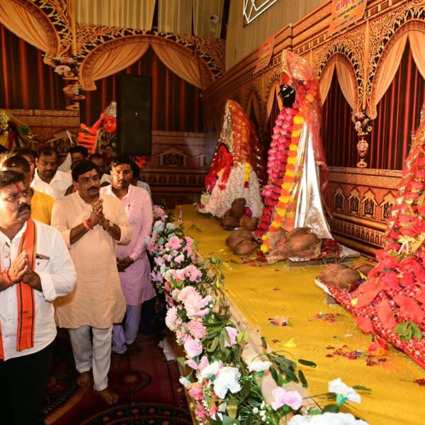 देवी पंडाल बने जनसमस्या निवारण के केंद्र, उप मुख्यमंत्री विजय शर्मा ने मां दुर्गा के चरणों में बैठकर सुनीं ग्रामीणों की समस्याएं…
