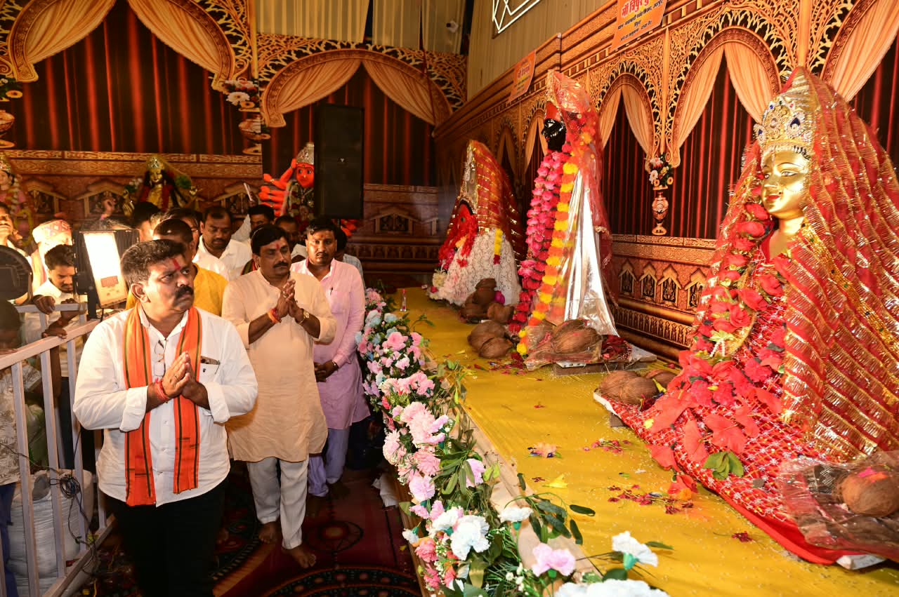 देवी पंडाल बने जनसमस्या निवारण के केंद्र, उप मुख्यमंत्री विजय शर्मा ने मां दुर्गा के चरणों में बैठकर सुनीं ग्रामीणों की समस्याएं…